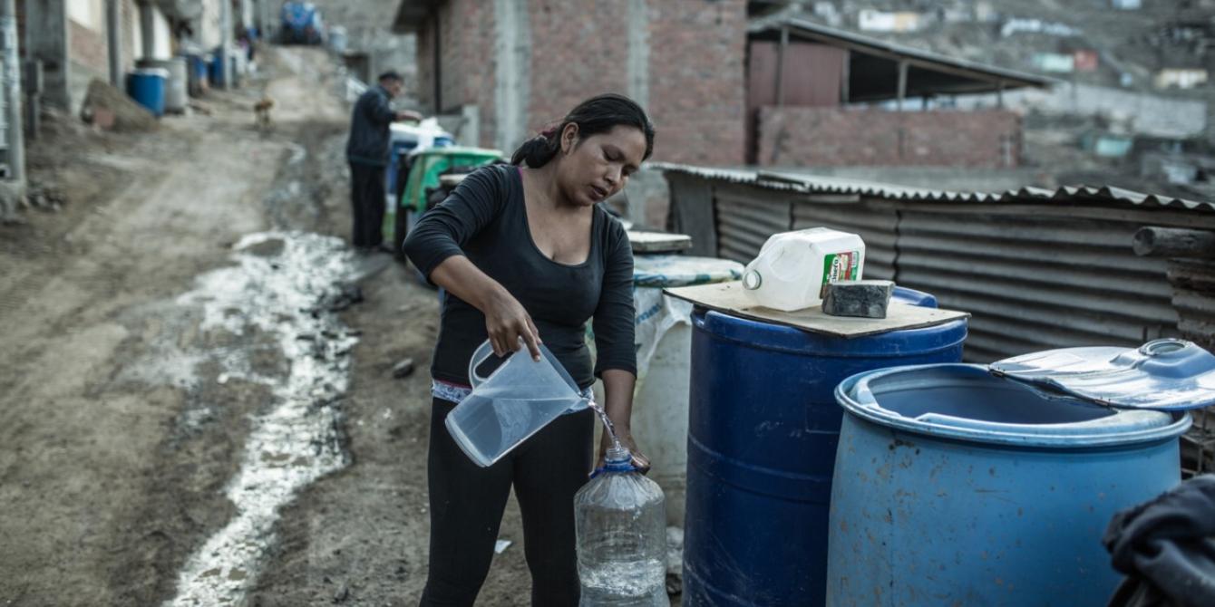 La vivienda de Analí Yupanqui es uno de los muchos hogares en San Juan de Miraflores, Perú, que no tienen agua corriente. Para conseguirla, Analí tiene que bajar desde lo alto del cerro hasta la carretera para comprar agua de camión y cargarla hasta su casa. Foto: Pablo Tosco /Oxfam Intermón.
